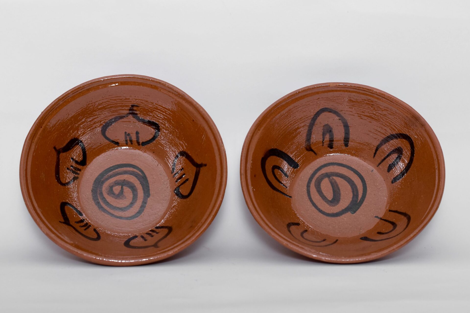 Alternative view of Plato hondo de barro